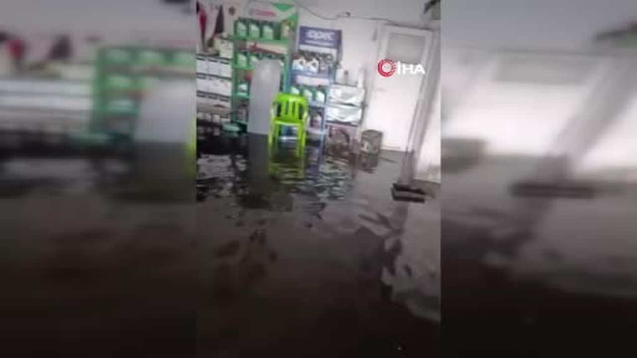 Diyarbakır'da iş yerleri sular altında kaldı