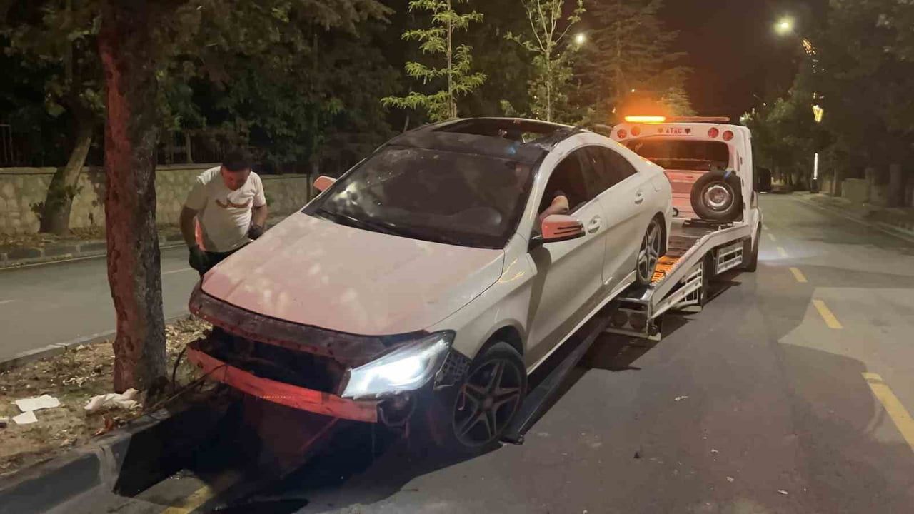 NİĞDE’DE OTOMOBİL REFÜJDEKİ AĞAÇLARA ÇARPTI 2 KİŞİ YARALANDI