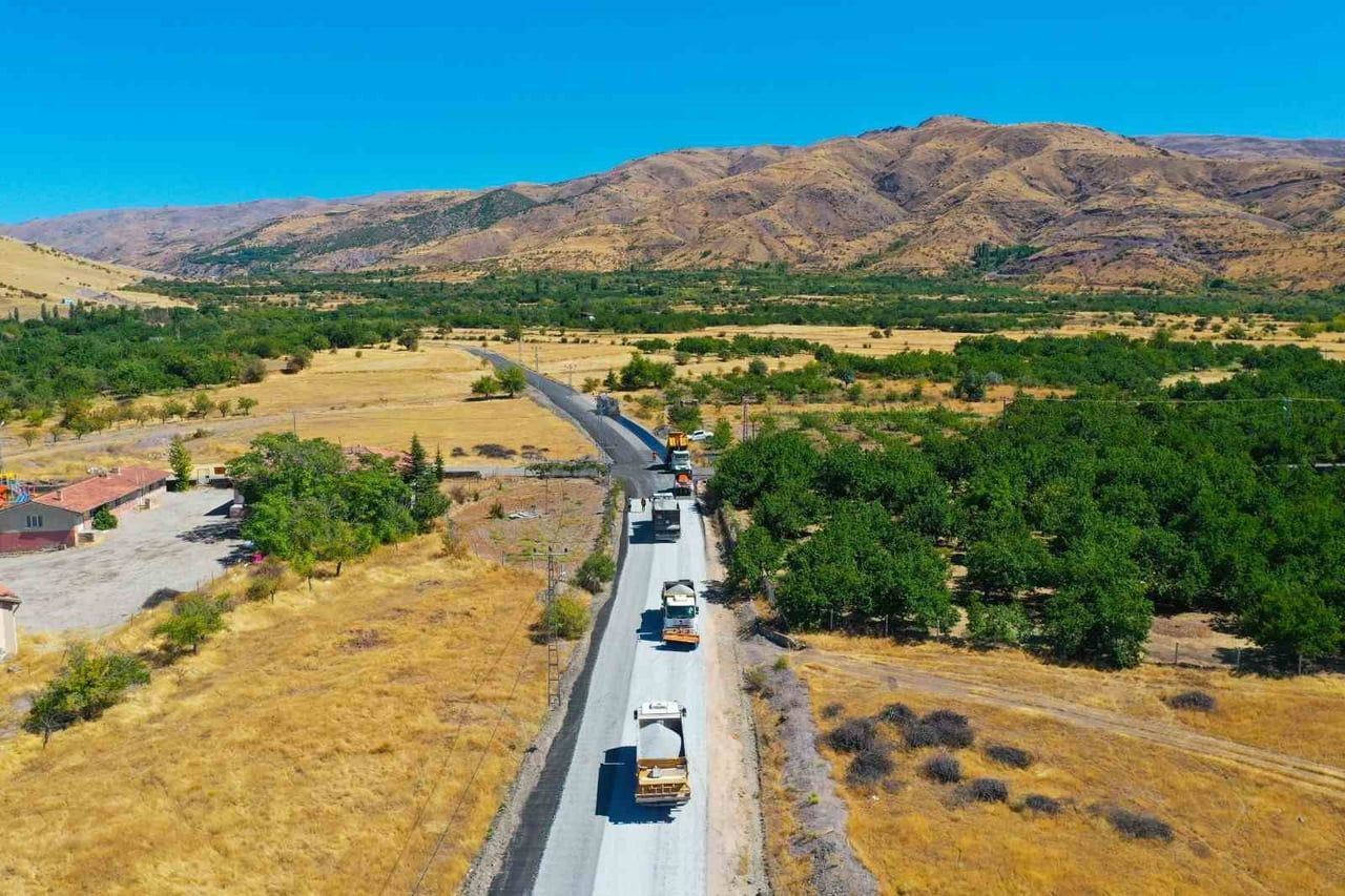 20 KİLOMETRELİK GRUP YOLUNDA ASFALT ÇALIŞMALARI SÜRÜYOR