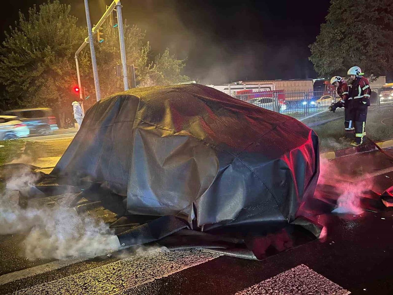 AYDIN'IN EFELER İLÇESİNDE TIRLA ÇARPIŞTIKTAN SONRA ALEV ALAN TESLA MARKA ELEKTRİKLİ OTOMOBİLDEKİ...