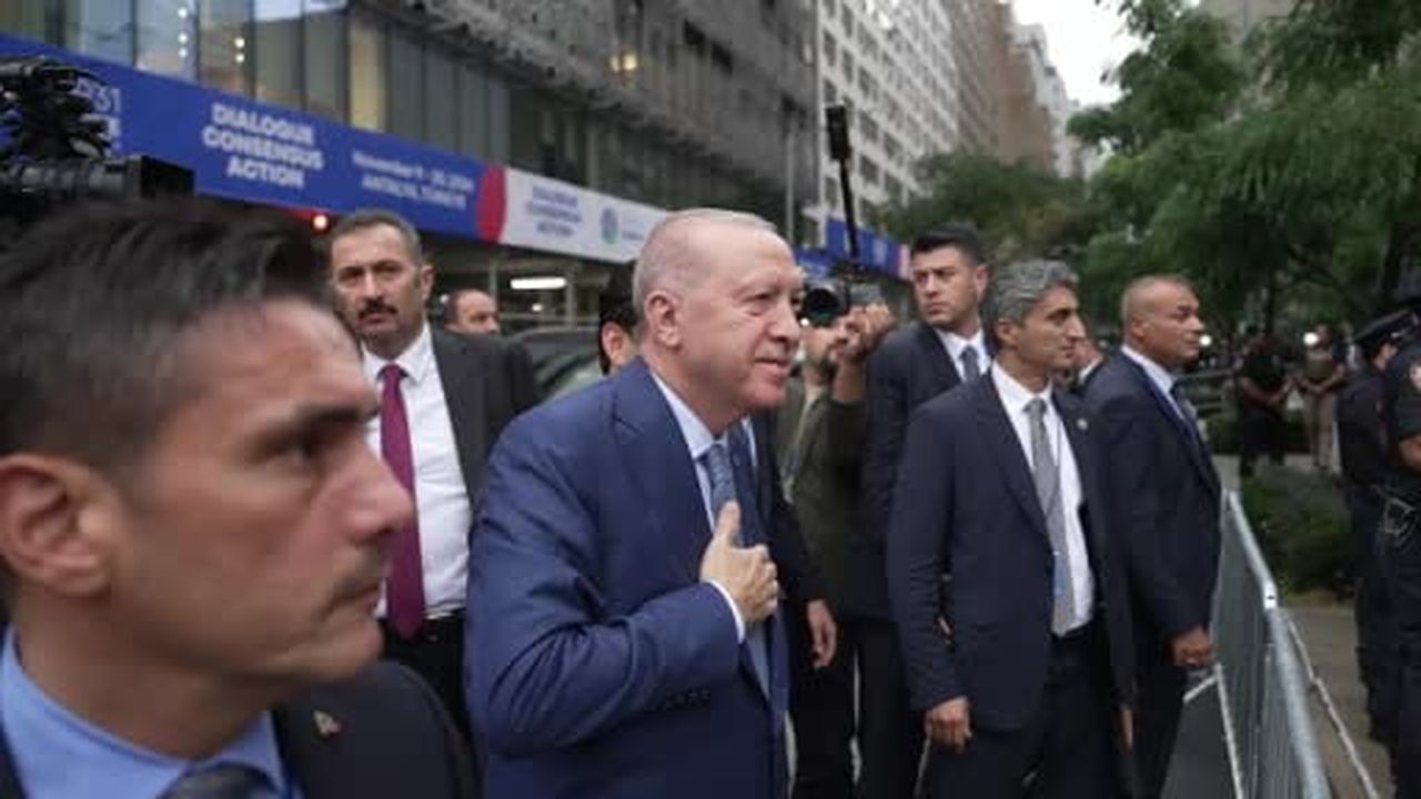 Cumhurbaşkanı Recep Tayyip Erdoğan, New York’ta bulunan Türkevi’ne gelişi sırasında Türk...