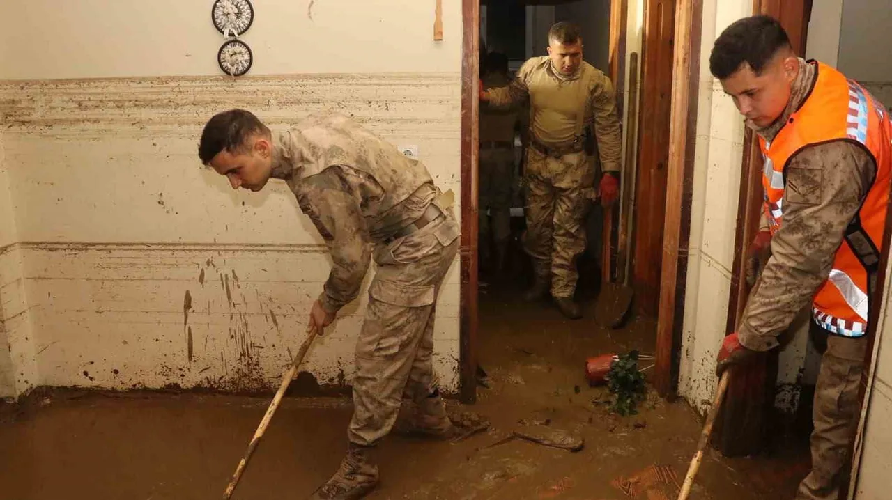 JANDARMA KOMANDOLARININ AYAZAĞA'DA SEL SONRASI TEMİZLİK ÇALIŞMALARI GECE DE DEVAM EDİYOR