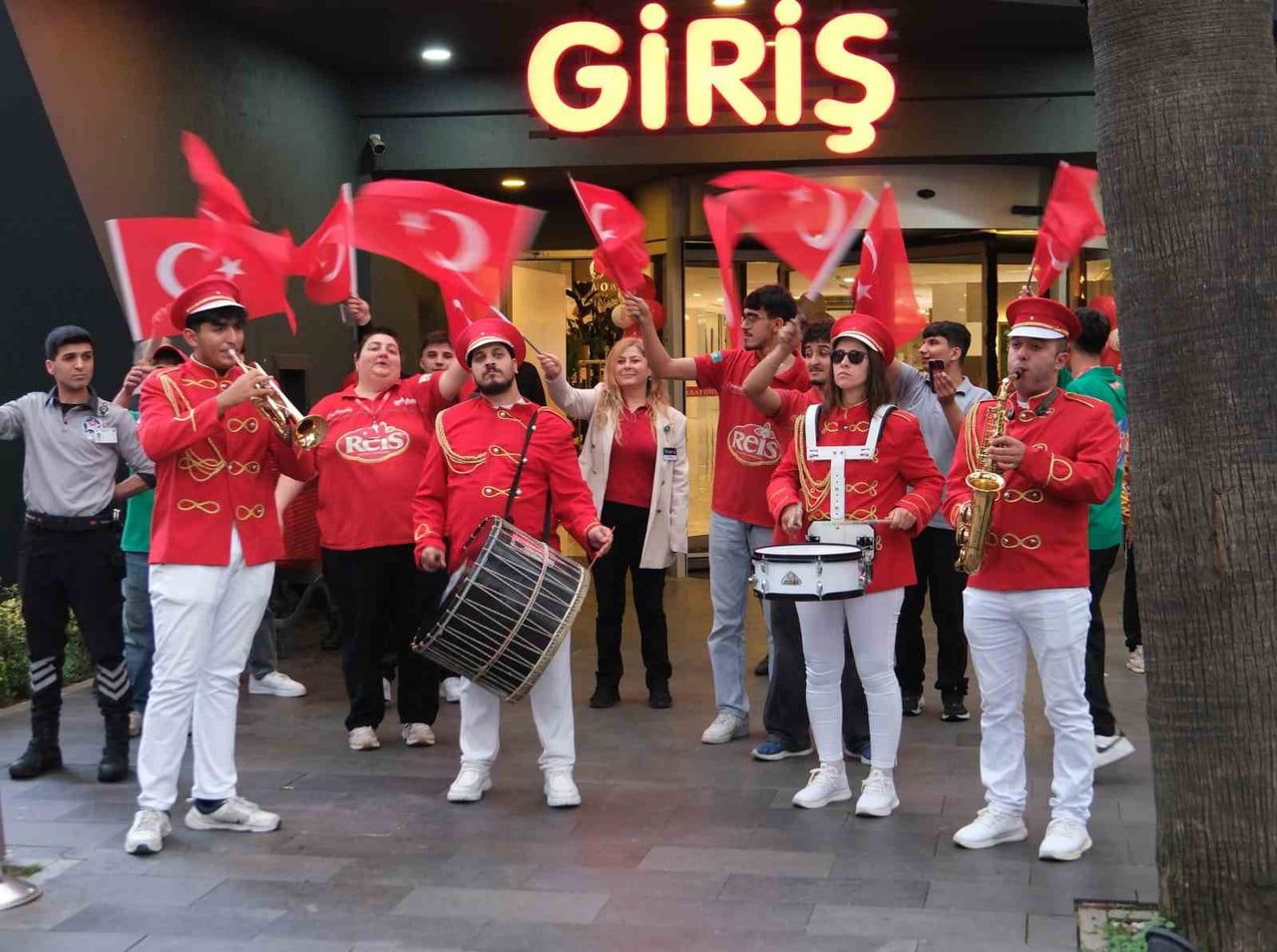 ANPA GROSS, CUMHURİYET’İN 103’ÜNCÜ KURULUŞ YIL DÖNÜMÜNÜ TÜRKİYE GENELİNDEKİ MAĞAZALARINDA...