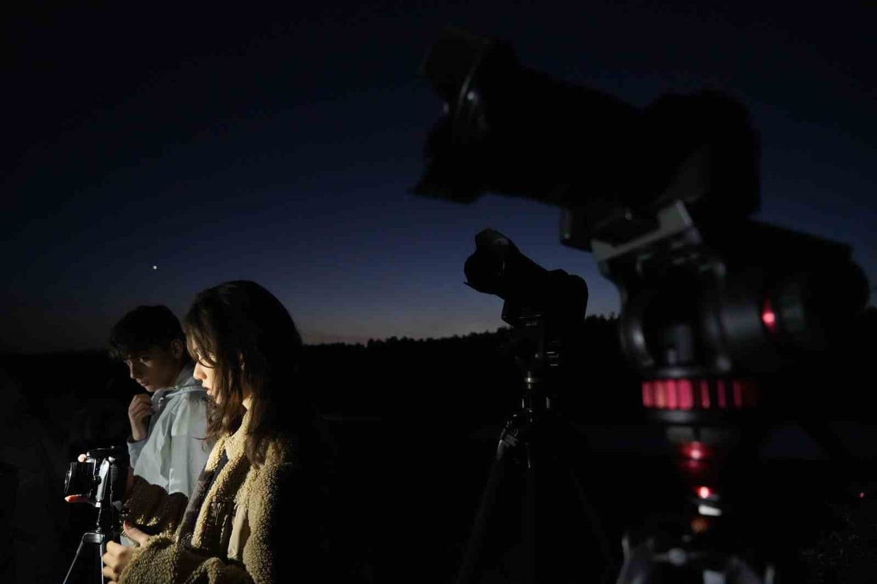 BOLU'DA FOTOĞRAF TUTKUNLARI PERSEİD METEOR YAĞMURUNU GÖRÜNTÜLEMEK İÇİN IŞIKLARIN AZ OLDUĞU SEBEN...