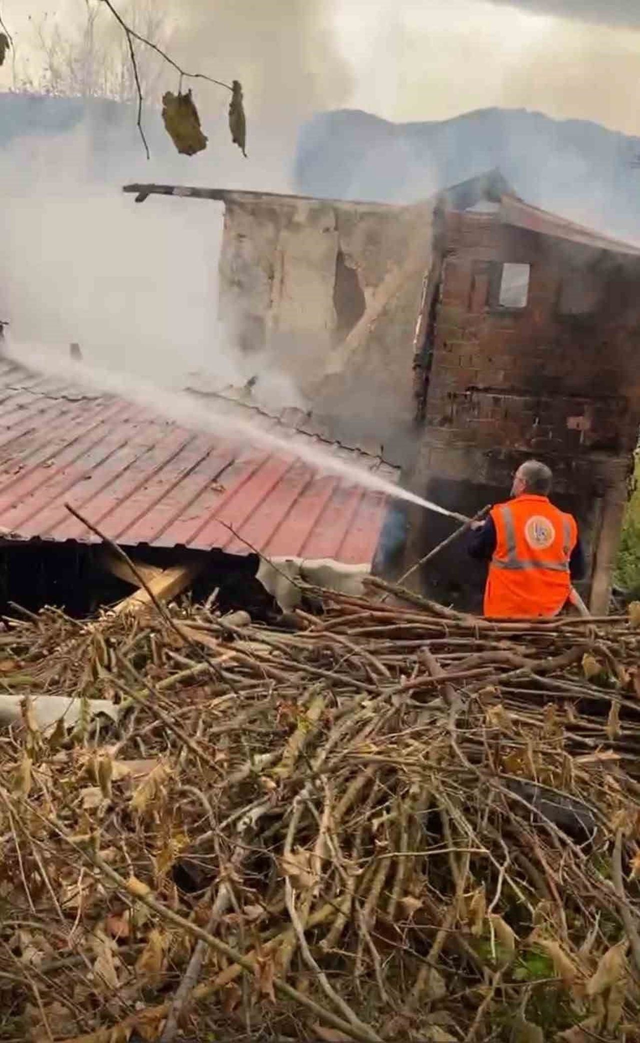BARTIN'IN ULUS İLÇESİNDE TEK KATLI BİR EVDE ÇIKAN YANGIN SONUCU EV KULLANILAMAZ HALE GELDİ.