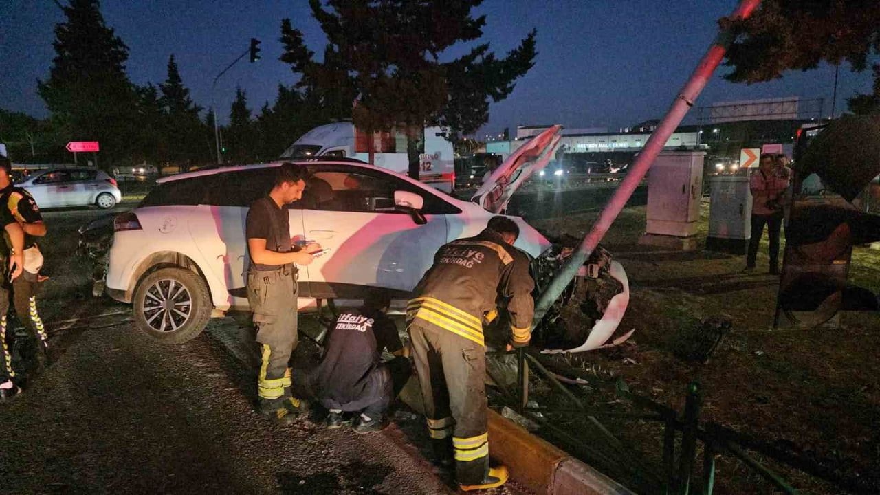 TEKİRDAĞ’IN ÇERKEZKÖY İLÇESİNDE İKİ OTOMOBİLİN KAFA KAFAYA ÇARPIŞTIĞI KAZADA 3’Ü ÇOCUK 6 KİŞİ...