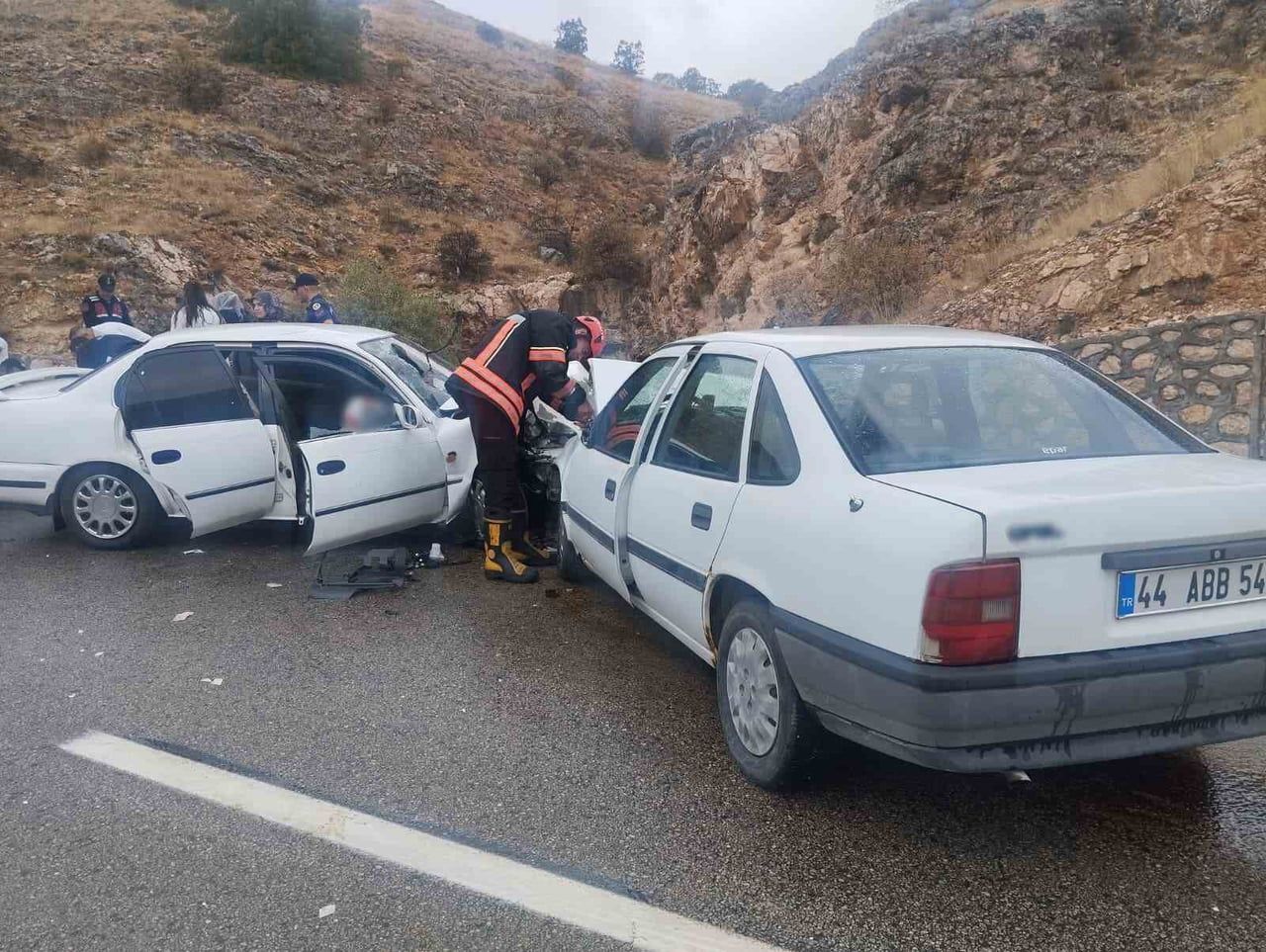 MALATYA'DA İKİ OTOMOBİLİN ÇARPIŞMASI SONUCU MEYDANA GELEN TRAFİK KAZASINDA 6 KİŞİ...