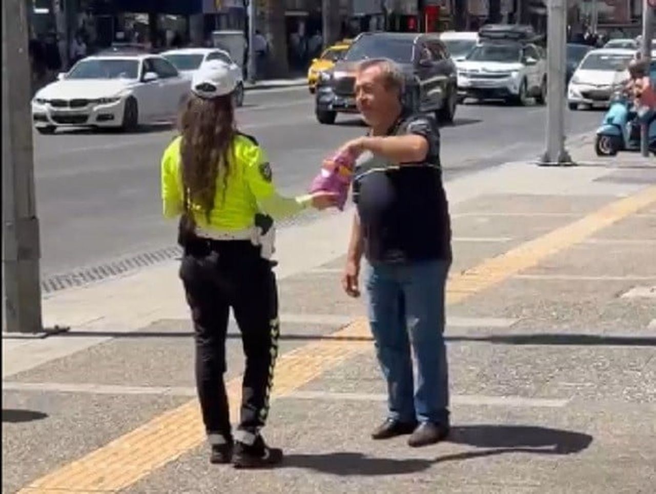 TRAFİK POLİSİ, MEVLİD KANDİLİ DOLAYISIYLA FEVZİPAŞA BULVARI'NDAKİ ESNAF VE VATANDAŞLARA ÇİKOLATA...