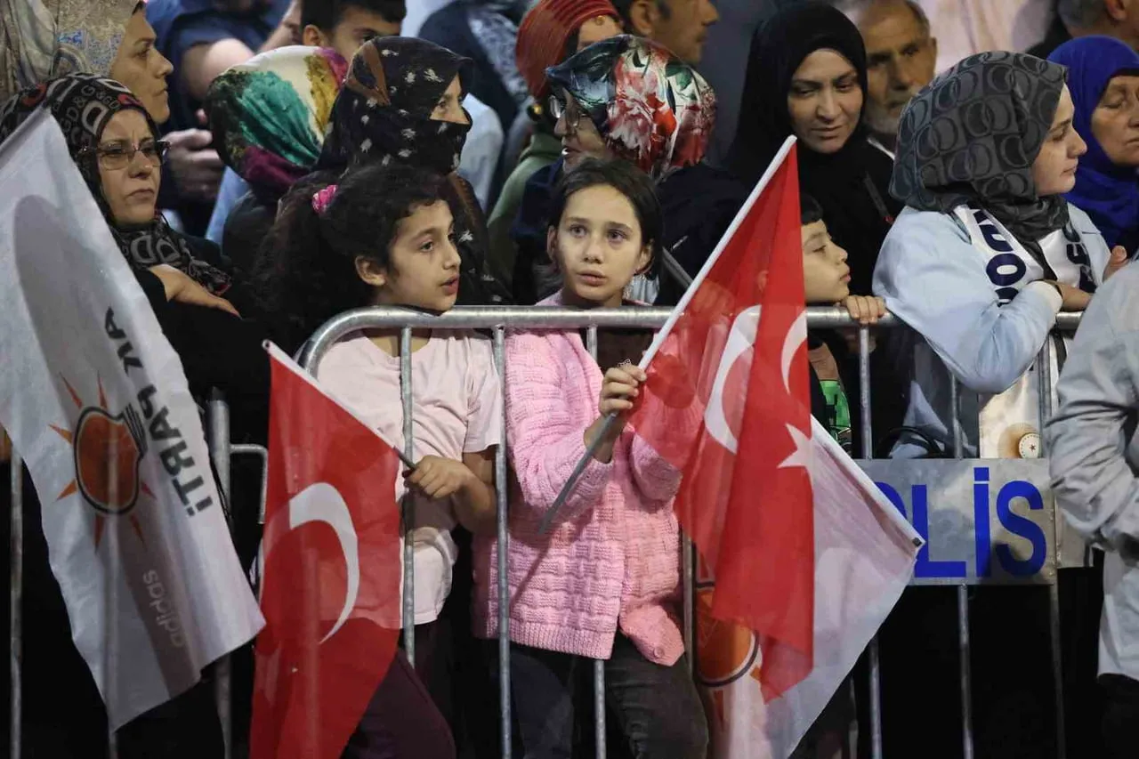 CUMHURBAŞKANI RECEP TAYYİP ERDOĞAN, MEMLEKETİ RİZE’NİN GÜNEYSU İLÇESİNDE KENDİSİNİ KARŞILAYAN...