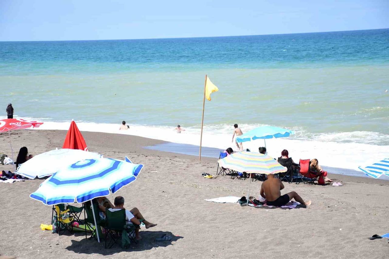 HAVA SICAKLIKLARININ ETKİSİNİ ARTIRDIĞI AKÇAKOCA’DA SERİNLEMEK İSTEYEN VATANDAŞLAR SAHİLLERE...