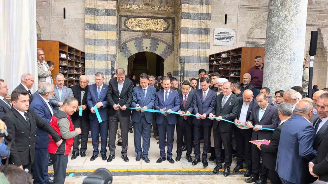 TOKAT’TA RESTORASYON ÇALIŞMALARI TAMAMLANAN 541 YILLIK GÜLBAHAR HATUN CAMİİ, CUMA NAMAZI ÖNCESİNDE...