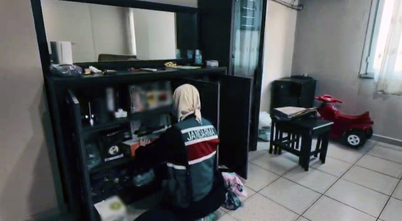 OSMANİYE’DE TERÖR ÖRGÜTÜ DEAŞ’A YÖNELİK DÜZENLENEN OPERASYONDA GÖZALTINA ALINAN SURİYE UYRUKLU...