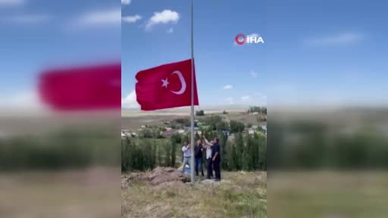 Kars'ta bayrak gururu: Türk Bayrağı köyün zirvesinde dalgalanıyor