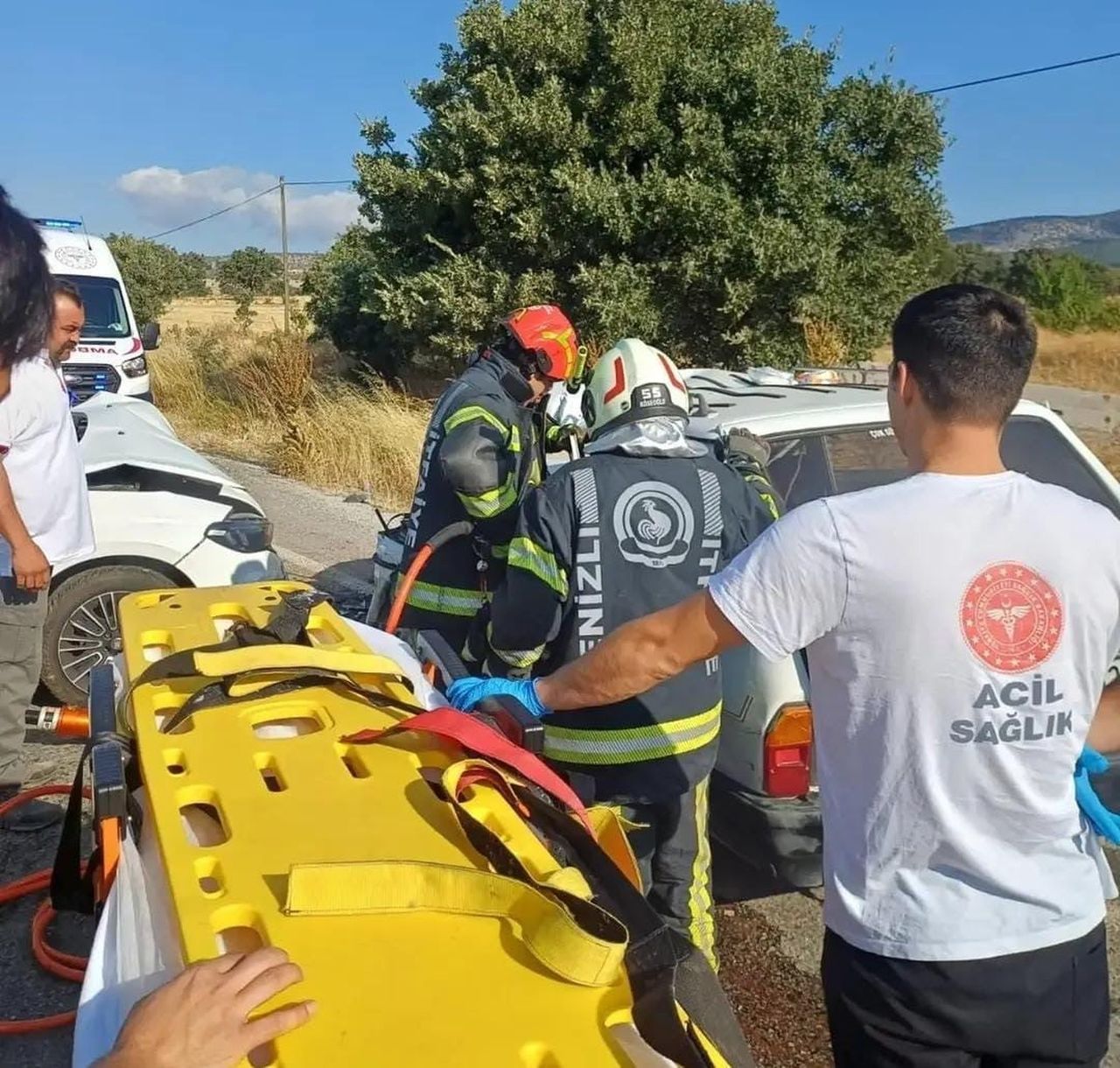 DENİZLİ’NİN ÇİVRİL İLÇESİNDE İKİ OTOMOBİLİN ÇARPIŞMASI SONUCU 5 KİŞİ YARALANDI.