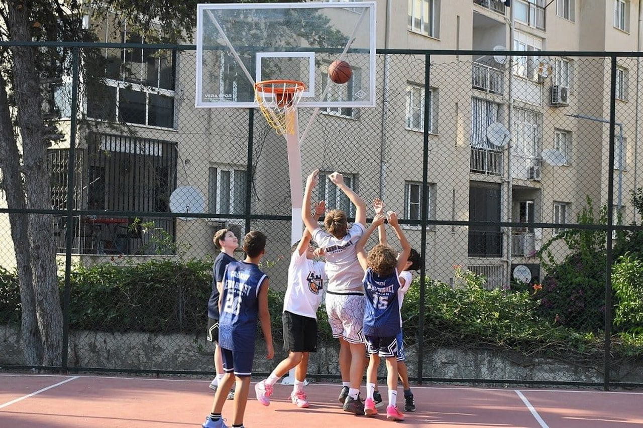KUŞADASI BELEDİYESİ TARAFINDAN YENİLENEN, KADINLAR DENİZİ MAHALLESİNDE Kİ ÖZER TÜRK SPOR KOMPLEKSİ...