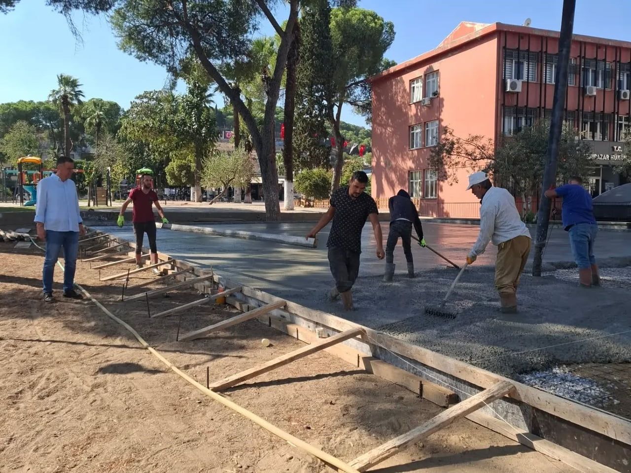 YENİPAZAR BELEDİYESİ, ATATÜRK PARKI’NDAKİ ESKİ OYUN ALANINI MODERNİZE EDERKEN, BÜYÜK MENDERES...