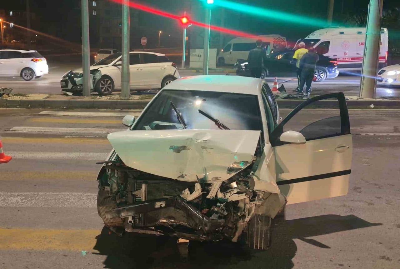 AKSARAY’DA 3 ARAÇ İLE BİR MOTOSİKLETİN KARIŞTIĞI ZİNCİRLEME TRAFİK KAZASINDA 3 KİŞİ HAFİF ŞEKİLDE...