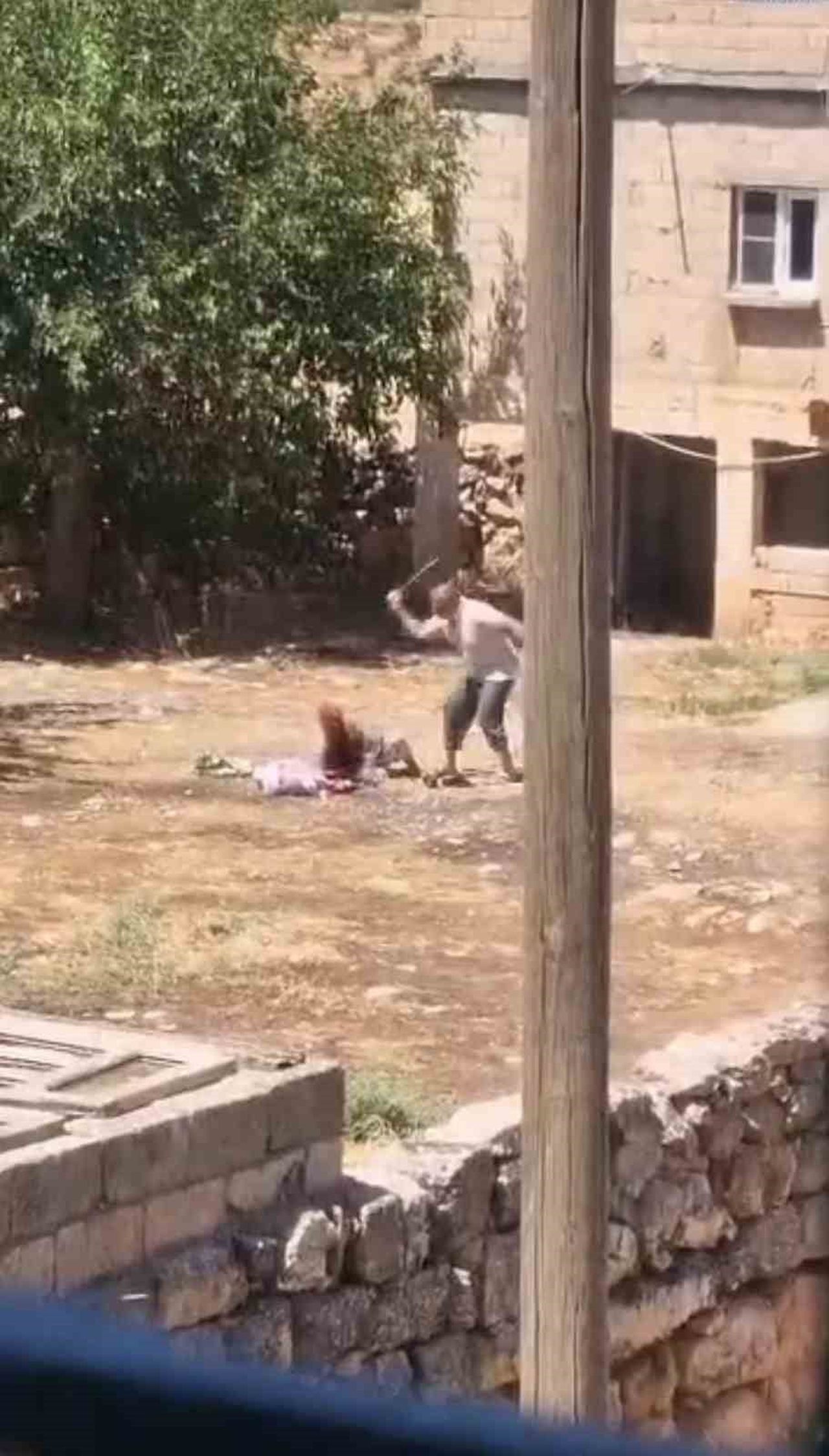 ŞANLIURFA'NIN BOZOVA İLÇESİNDE 85 YAŞINDAKİ KADININ OĞLU TARAFINDAN SOPA İLE DÖVÜLDÜĞÜ ANLAR CEP...