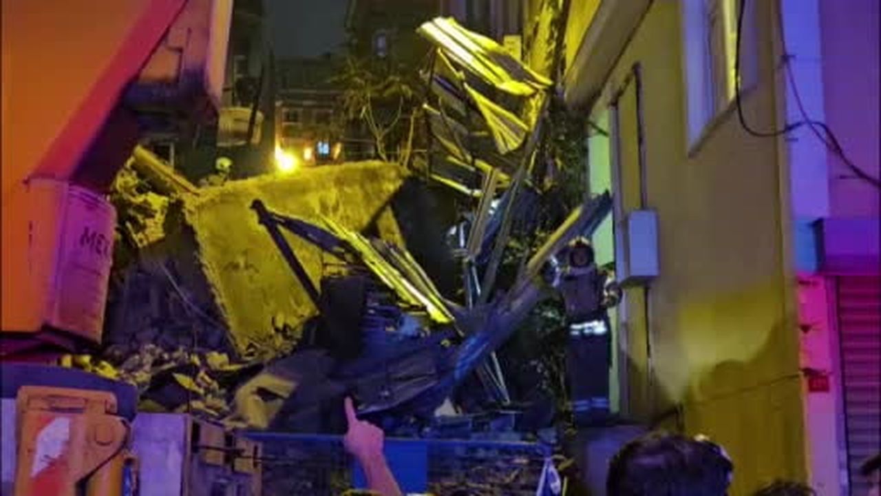Beyoğlu'nda 5 katlı metruk bina çöktü