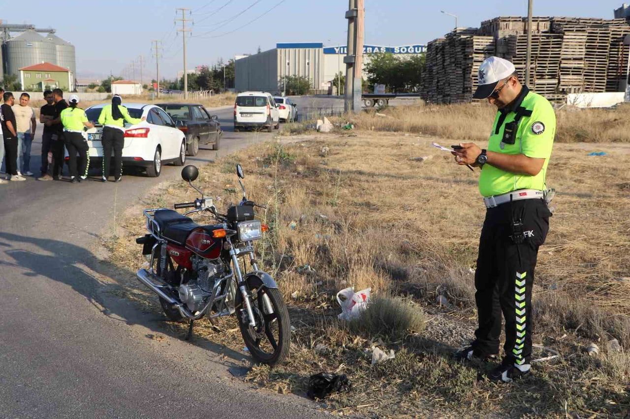 KARAMAN'DA OTOMOBİL İLE MOTOSİKLETİN ÇARPIŞMASI SONUCU 1 KİŞİ YARALANDI.