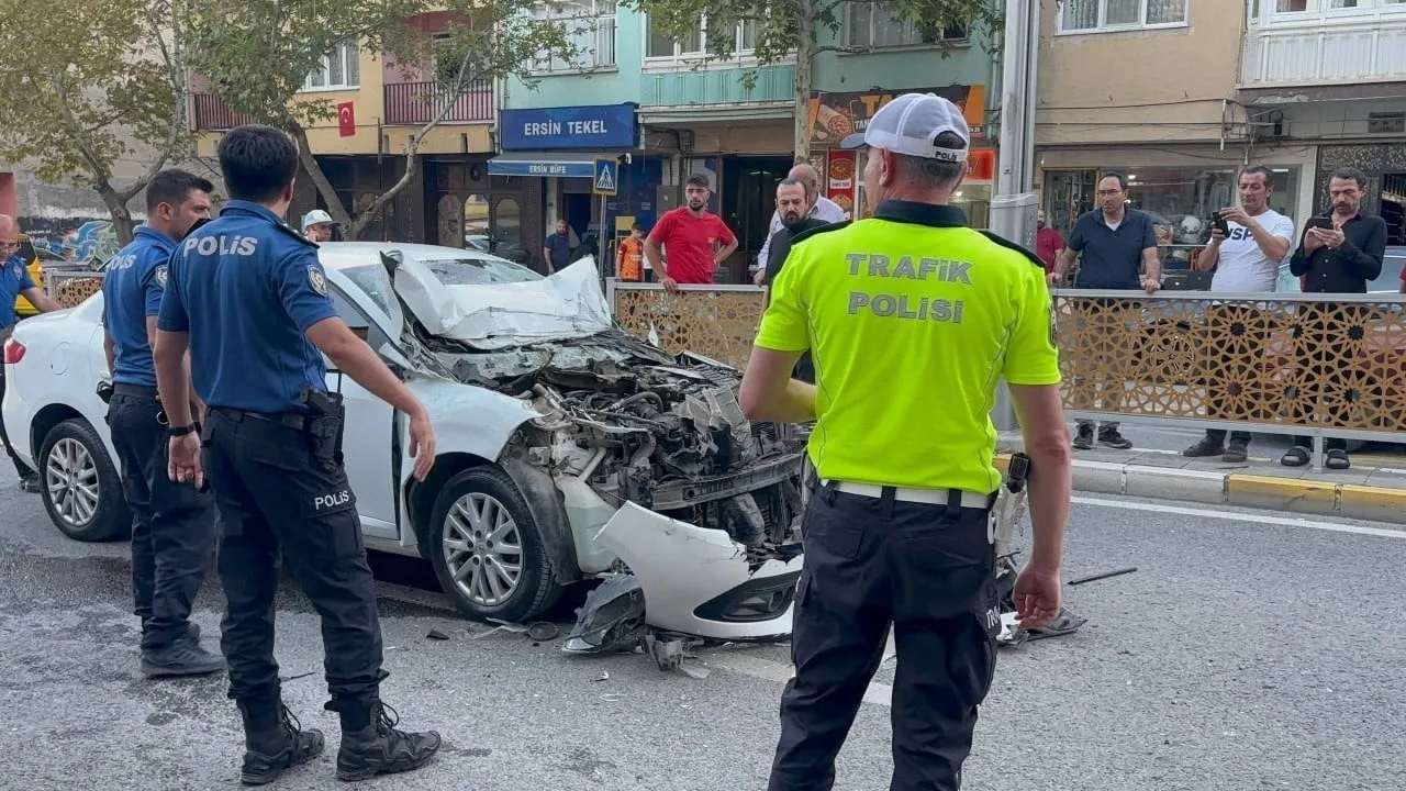 OTOMOBİL BELEDİYE OTOBÜSÜNE ÇARPTI, SÜRÜCÜ AĞIR YARALANDI