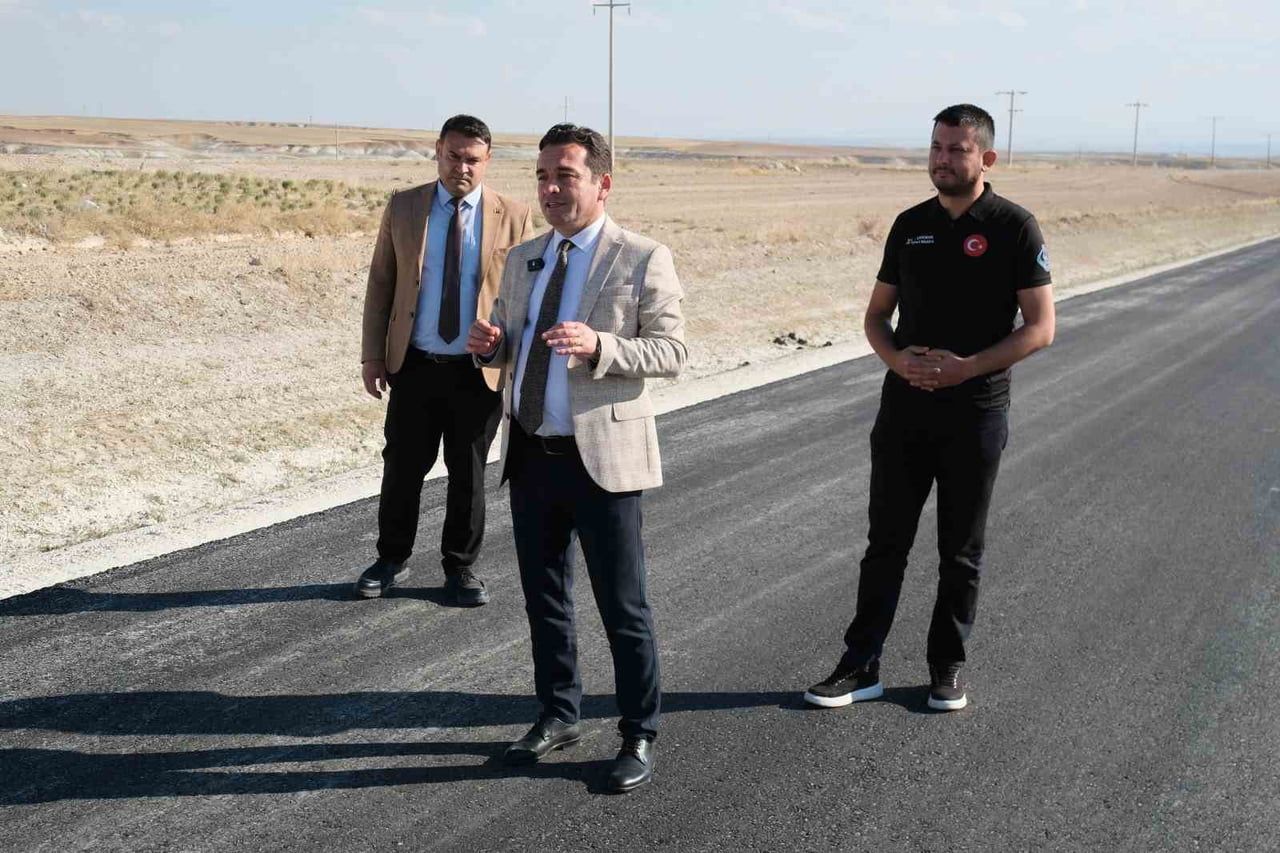 SİVRİHİSAR İLE KONYA’NIN ÇELTİK İLÇESİ ARASINDAKİ BAĞLANTI YOLUNDA ASFALTLAMA ÇALIŞMALARI HIZ...