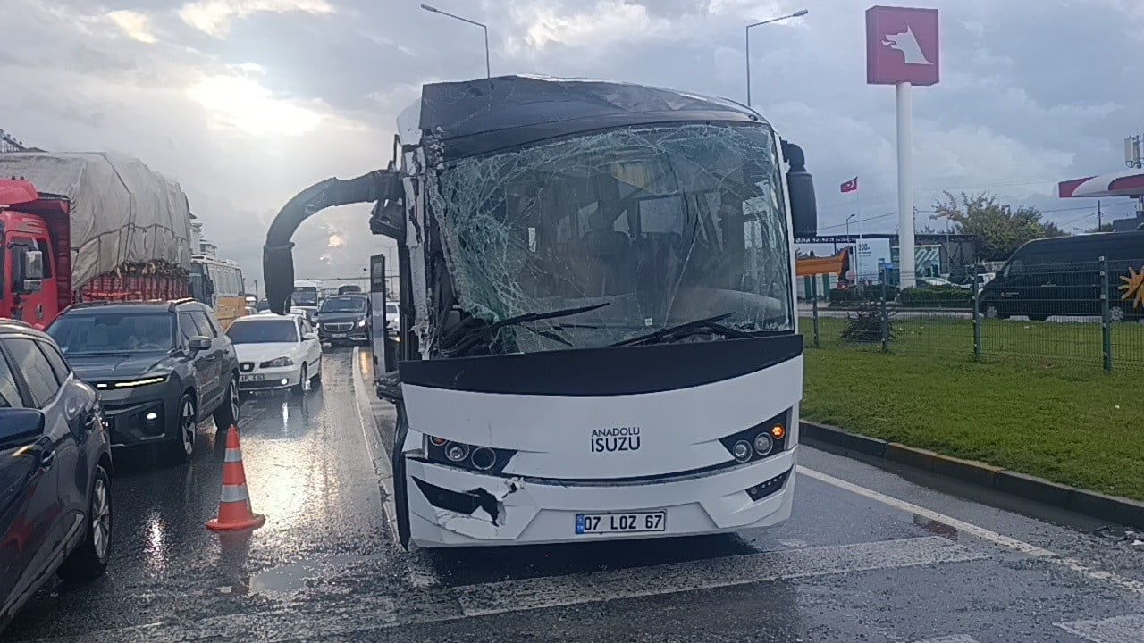 ANTALYA’NIN MANAVGAT İLÇESİNDE3 ARACIN KARIŞTIĞI ZİNCİRLEME TRAFİK KAZASINDA 1’İ YABANCI UYRUKLU 4...