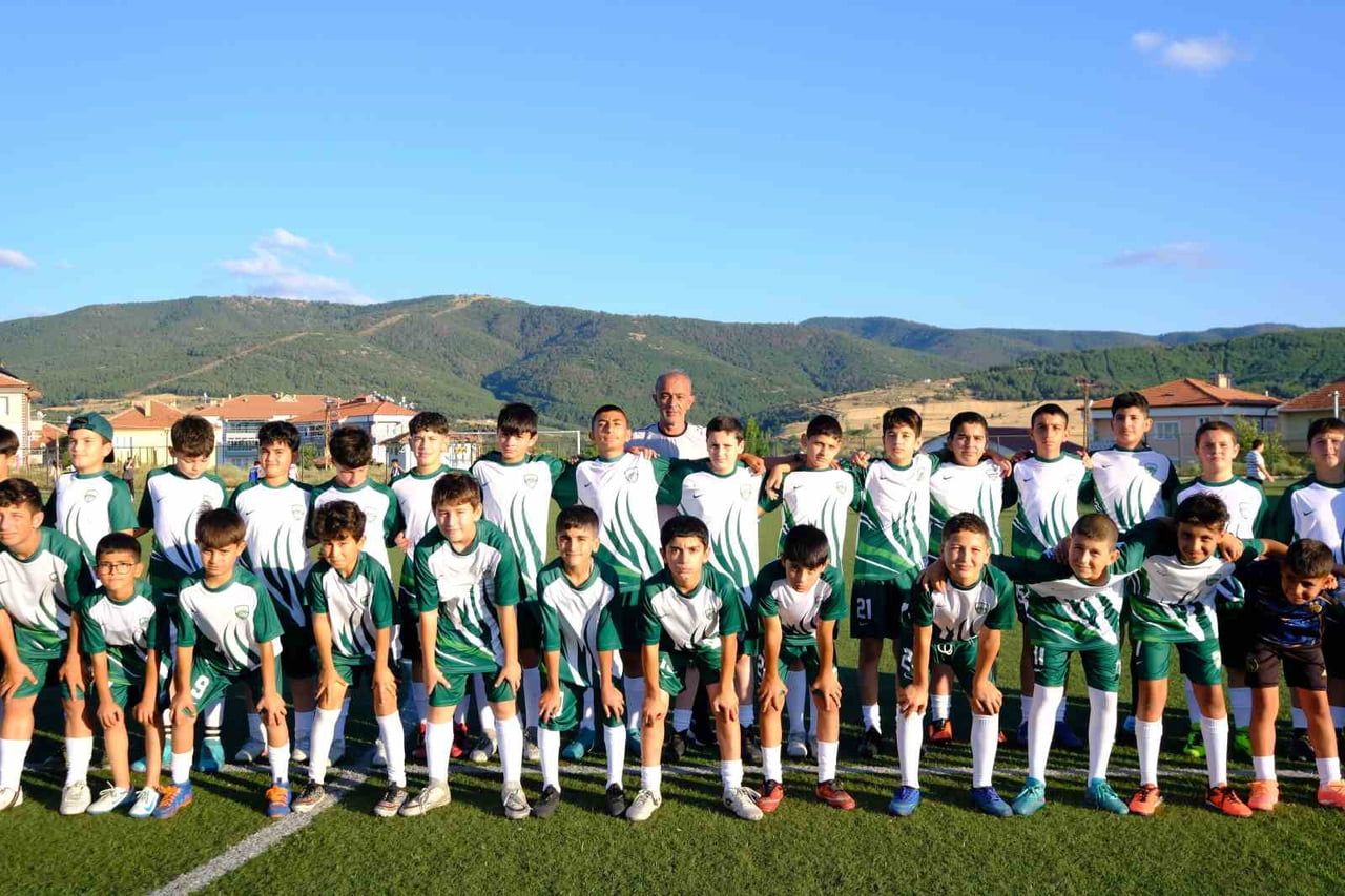 AKDAĞMADENİ BELEDİYESİ SPOR KULÜBÜ TARAFINDAN HAZİRAN AYINDA BAŞLATILAN YAZ FUTBOL OKULU, YAKLAŞIK...