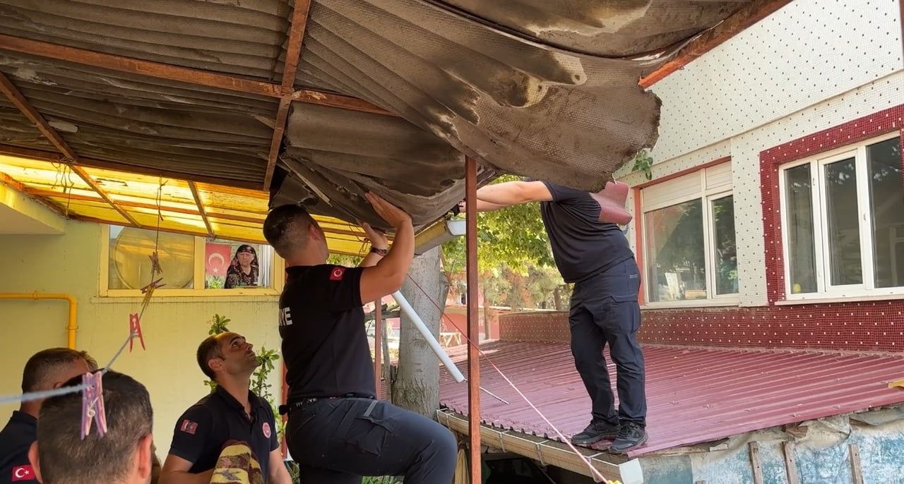 EDİRNE’DE ÇATIYA ÇIKAN ŞAHIS EKİPLERİN MÜDAHALESİYLE KURTARILDI