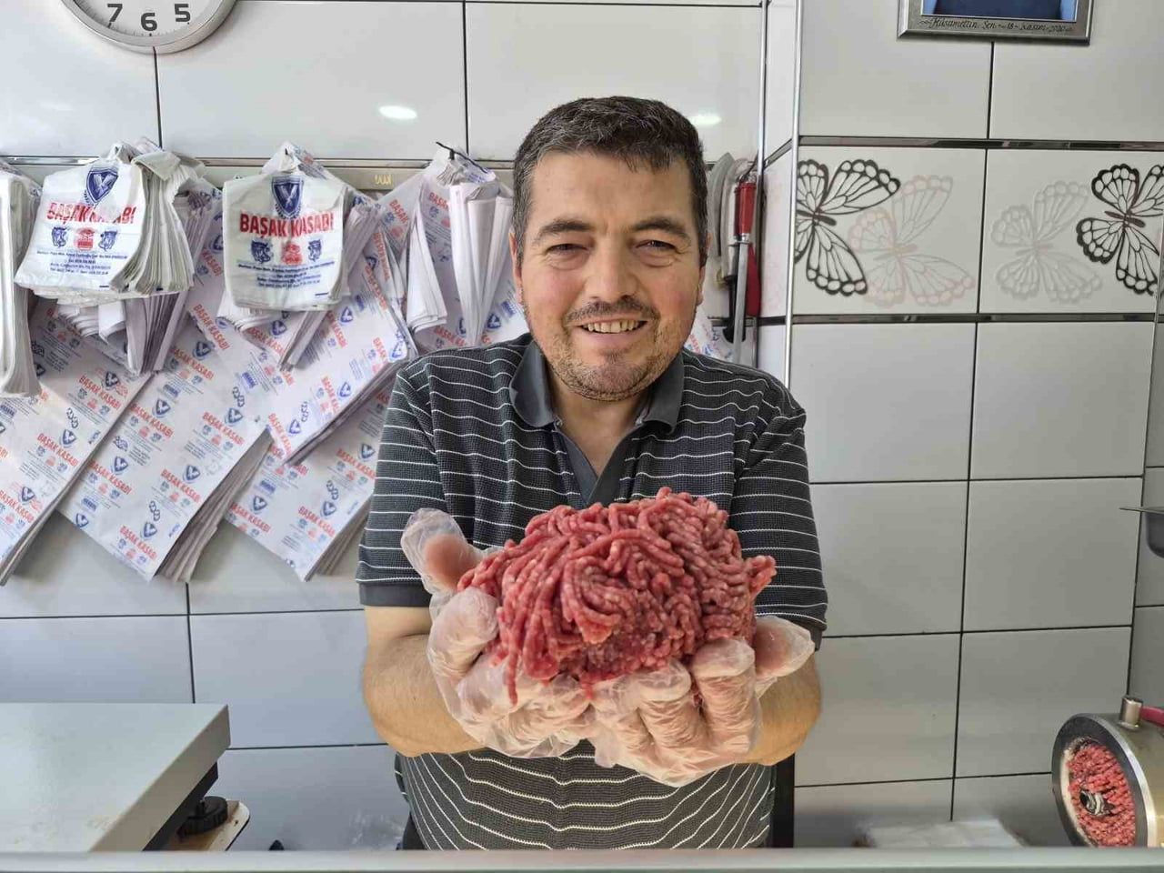 ESKİŞEHİR'DE KASAPLIK YAPAN KADİR ŞEN, VATANDAŞLARIN GIDA ZEHİRLENMESİ YAŞAMAMAK İÇİN SICAK...