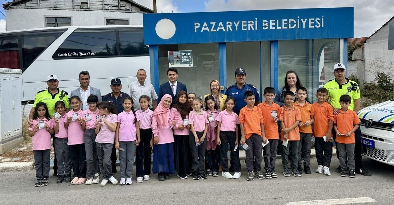 OKUL ÇEVRESİNDE BULUNAN YAYA YOLUNU ÇOCUKLAR BOYADI