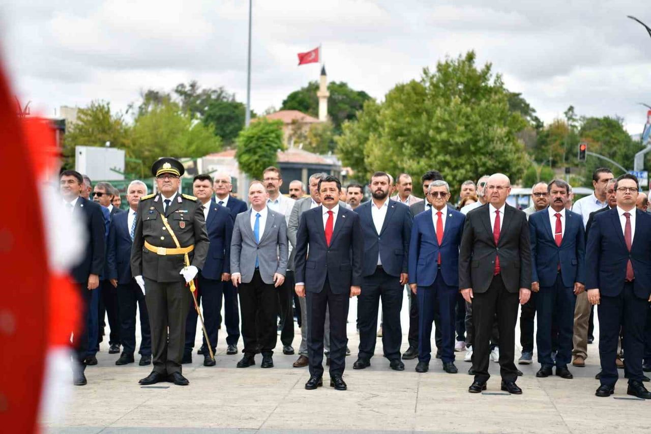 KIRŞEHİR'DE 30 AĞUSTOS ZAFER BAYRAMI KUTLAMALARI, ANIT MEYDANI'NDA DÜZENLENEN ÇELENK SUNMA...