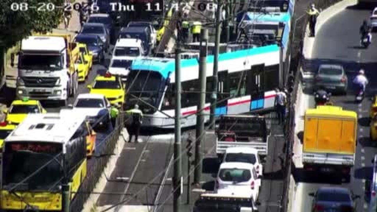 Beyoğlu’nda Tramvay raydan çıktı, yolcular tahliye edildi