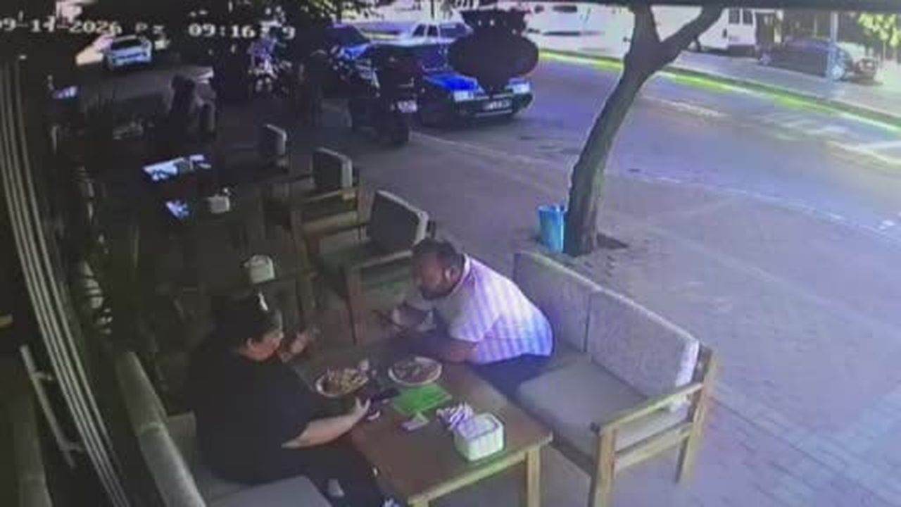 Minibüs kontrolden çıkıp kafeye daldı, ölümden saniyelerle yaralı kurtuldu: O anlar kamerada