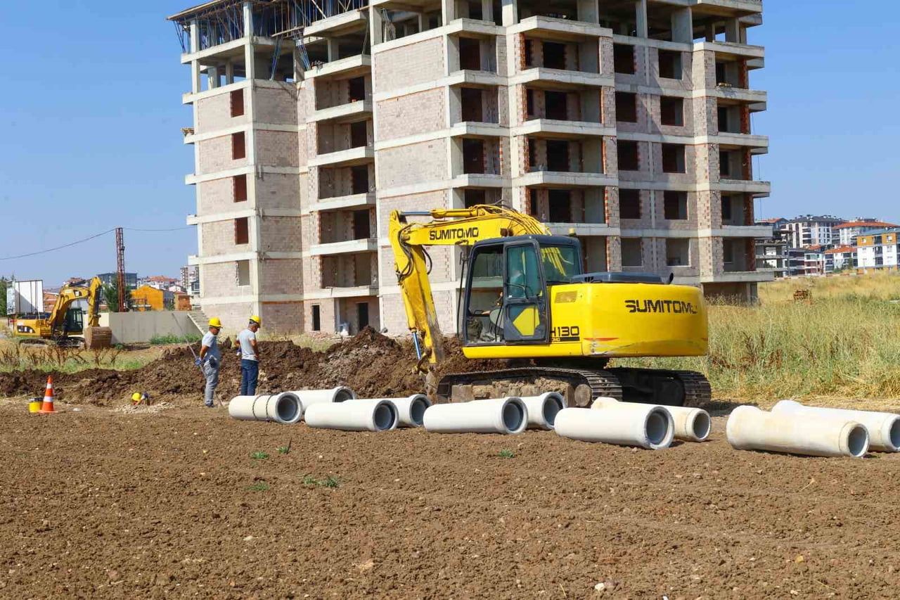 UŞAK BELEDİYESİ EKİPLERİNCE, KENT GENELİNDEKİ ÇALIŞMALARINI SÜRDÜRÜYOR.