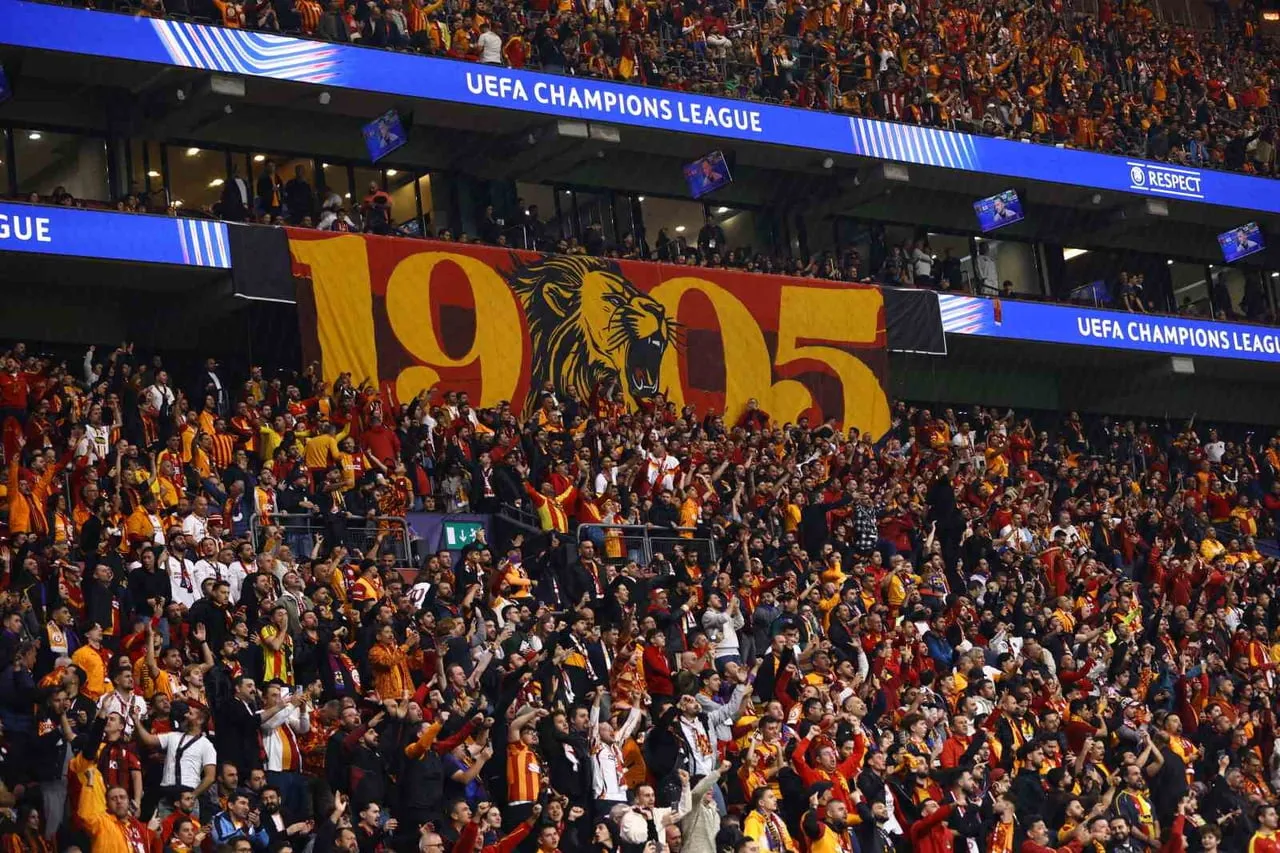 GALATASARAY TARAFTARI, BARCELONA MAÇINDA TAKIMINI YALNIZ BIRAKMADI. RAMS PARK'IN TRİBÜNLERİNİ...
