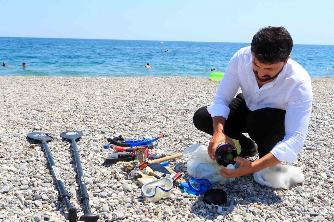 ANTALYA'DA 4 YIL ÖNCE HOBİ AMACIYLA DALIŞA BAŞLAYAN HÜSEYİN FIRAT, DENİZ DİBİNDEN ÇIKARDIĞI CEP...