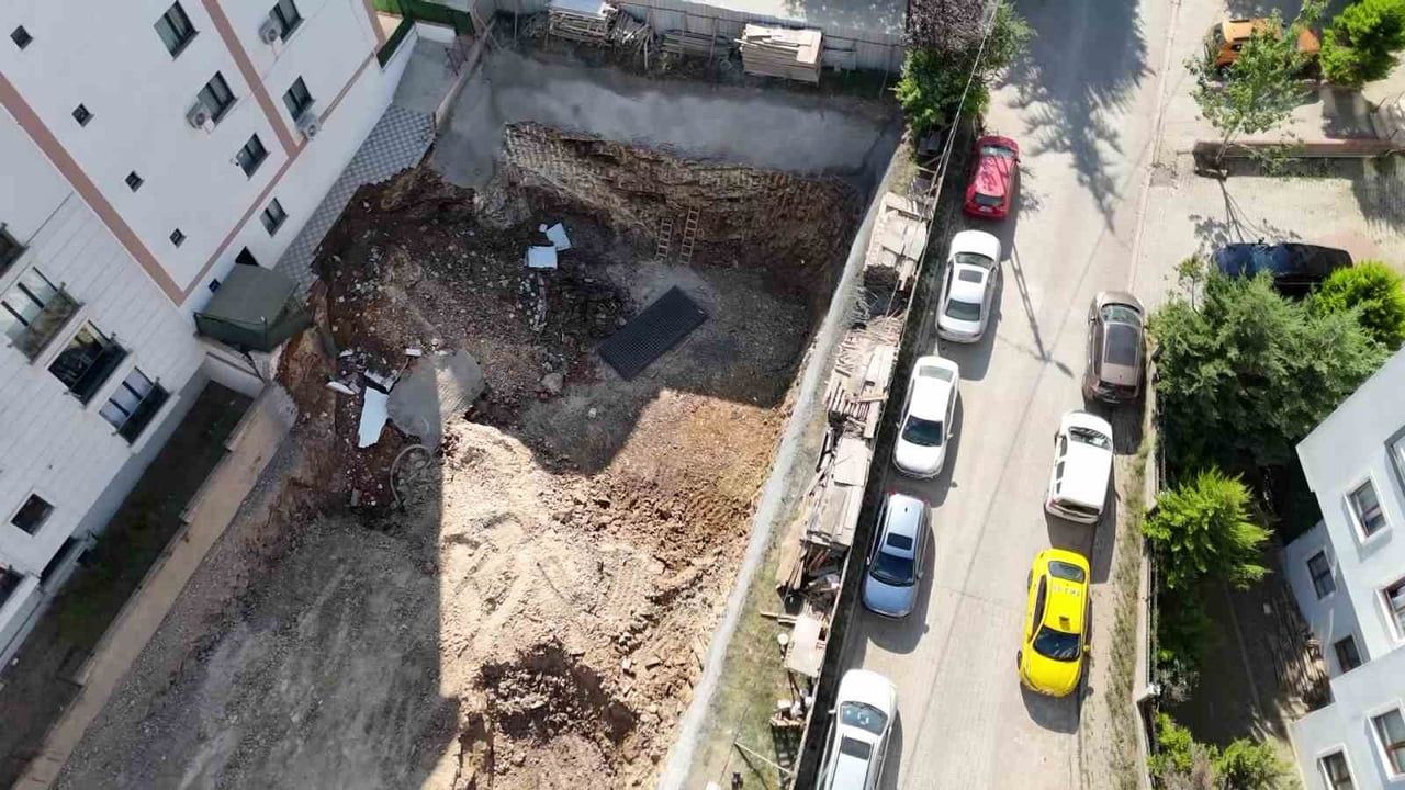 ÇEKMEKÖY’DE YIKILAN İSTİNAT DUVARI HAVADAN GÖRÜNTÜLENDİ