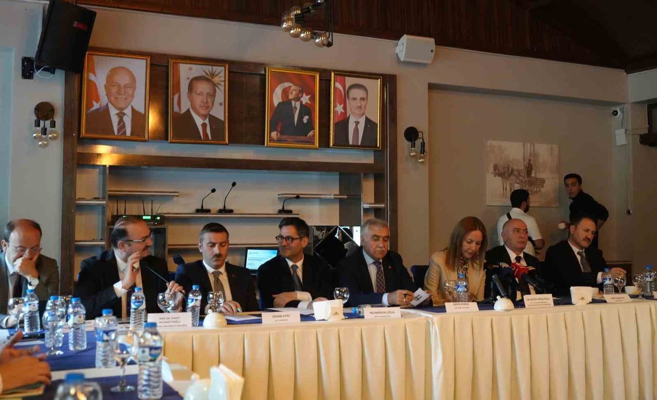 PALANDÖKEN KAYAK MERKEZİNDE PALANDÖKEN EKONOMİK FORMU İLE İLGİLİ TOPLANTI YAPILDI
