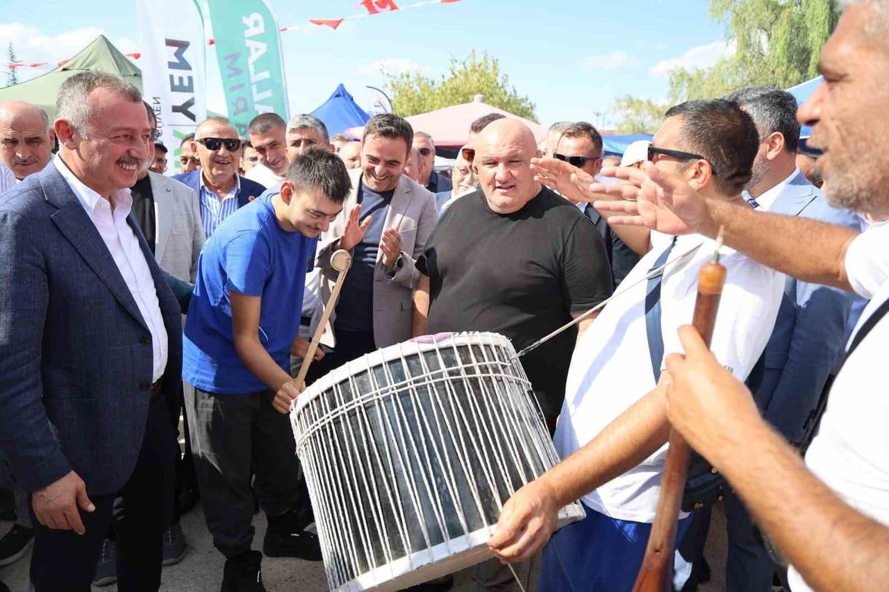 KÖRFEZ’DE 31’İNCİSİ DÜZENLENEN KADIRGA ŞENLİĞİ, YÜZLERCE KARADENİZLİNİN KATILIMIYLA GERÇEKLEŞTİ....