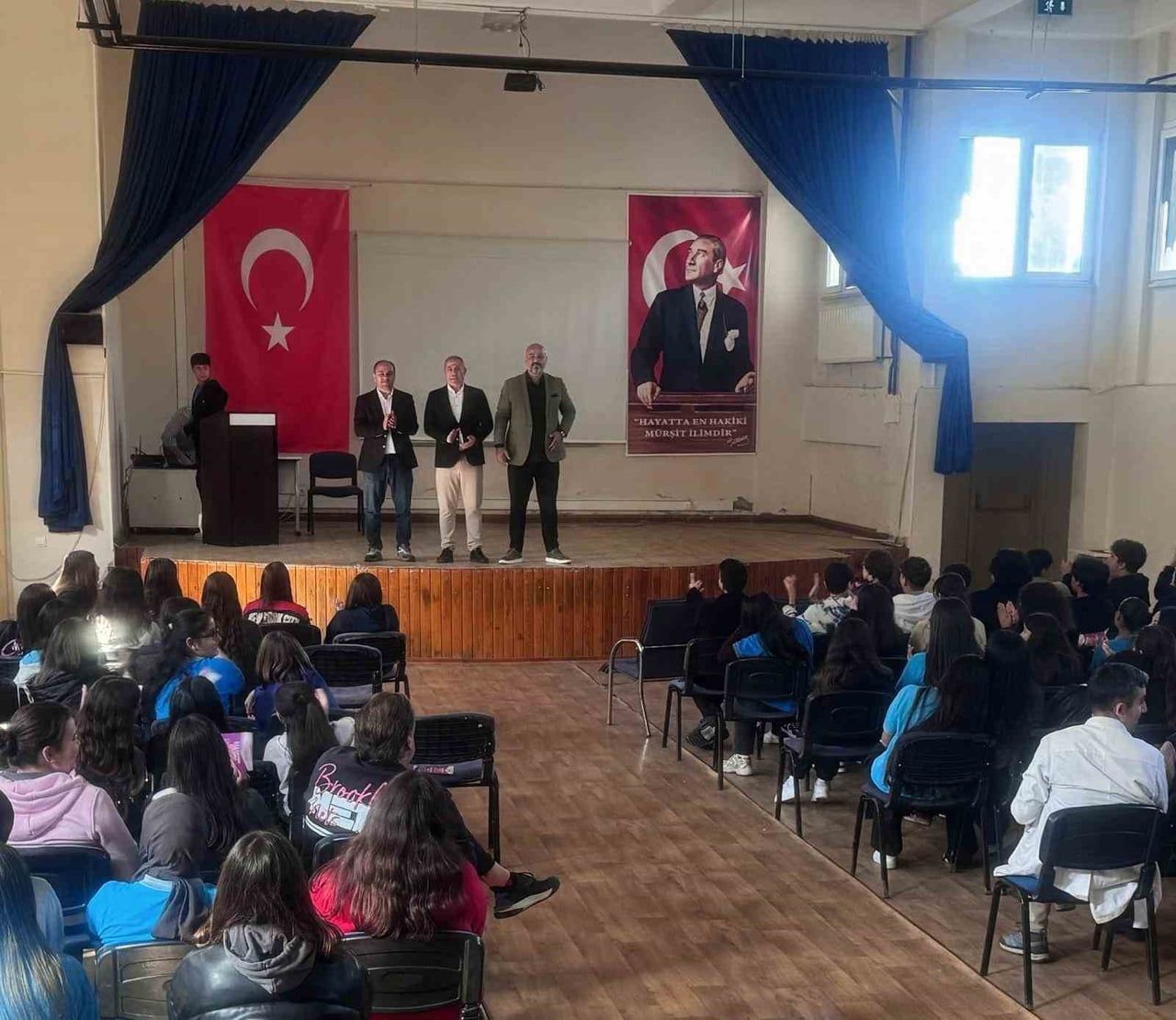 YALIKAVAK’TA ÖĞRENCİLER YAZARLA BULUŞTU