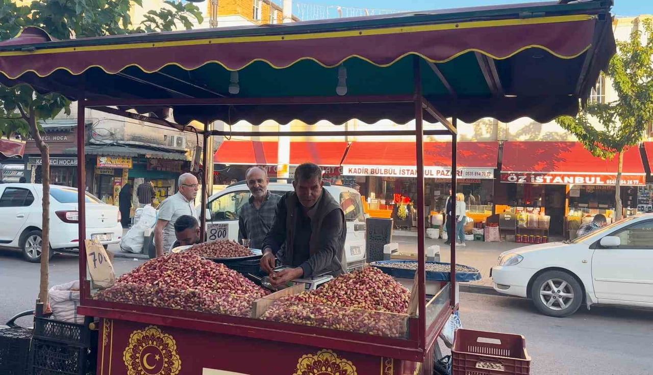 ŞANLIURFA'DA TEZGAHLARDA SATILAN TESCİLLİ KETENKÖYNEĞİ FISTIĞI, ÖZELLİKLE TEKNOFEST DÖNEMİNDE...