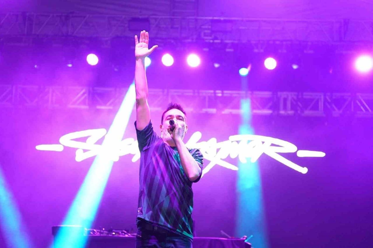 KOCAELİ’DE SAHNE ALAN RAP SANATÇISI SAGOPA KAJMER, SEVİLEN ŞARKILARIYLA HAYRANLARIYLA BULUŞTU....
