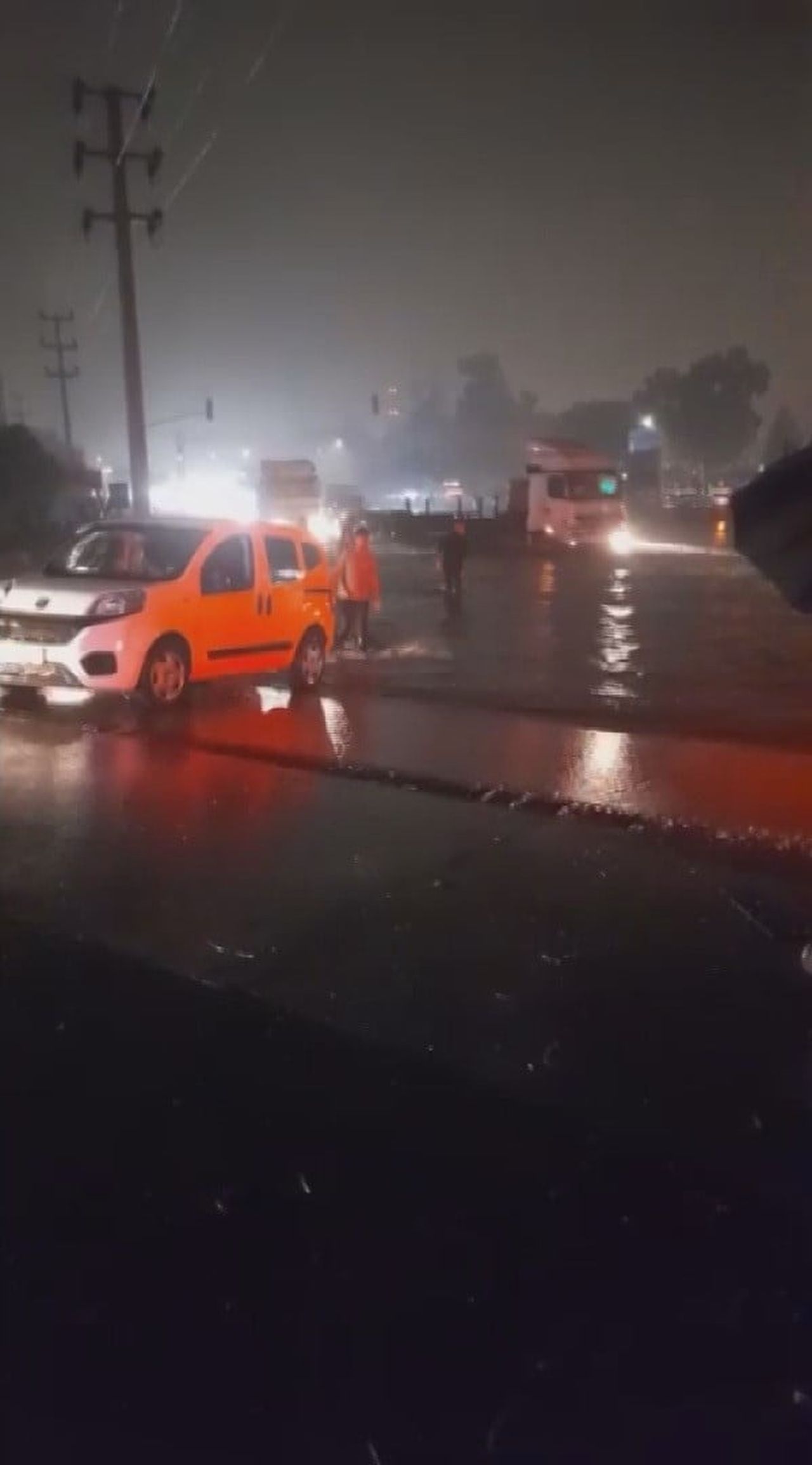 HATAY'IN DÖRTYOL VE PAYAS İLÇELERİNDE ETKİLİ OLAN SAĞANAK YAĞIŞLA BİRLİKTE YOLLAR VE CADDELER GÖLE...