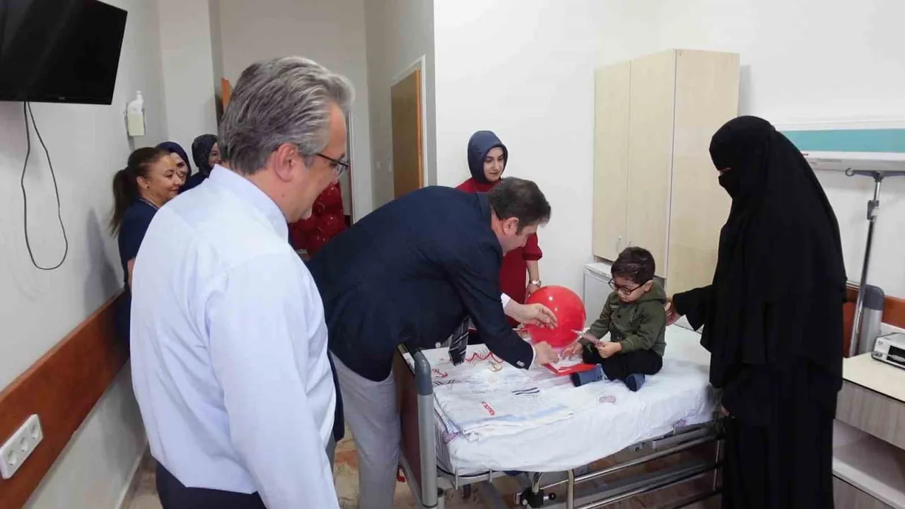 FIRAT ÜNİVERSİTESİ HASTANESİ YÖNETİMİ, 29 EKİM CUMHURİYET BAYRAMI DOLAYISIYLA HASTANEDE TEDAVİ...