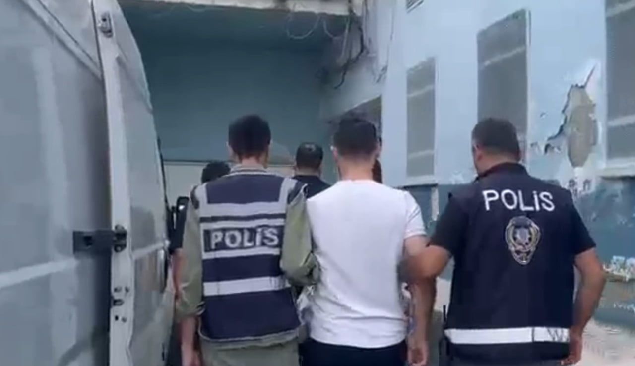 KASTAMONU İL EMNİYET MÜDÜRLÜĞÜ EKİPLERİNCE ARANAN ŞAHISLARA YÖNELİK 18 ADRESE EŞ ZAMANLI...