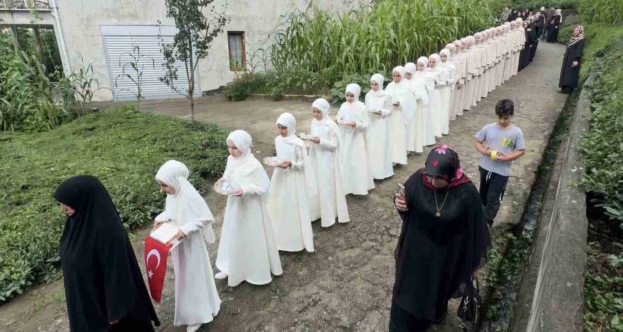 HAFIZ KIZLARIN TÖRENE GELİRKEN Kİ KIYAFETLERİ VE TEK SIRA HALİNDE YÜRÜYÜŞLERİ GÖRENLERİN...