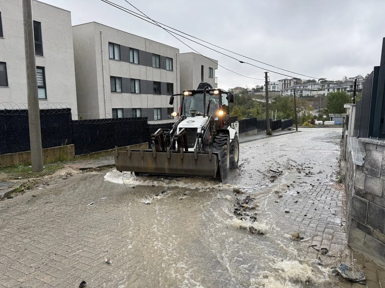 BAŞİSKELE BELEDİYESİ, İLÇEDE DÜN ÖĞLEDEN SONRA BAŞLAYARAK ETKİSİNİ ARTIRAN ŞİDDETLİ YAĞIŞIN...
