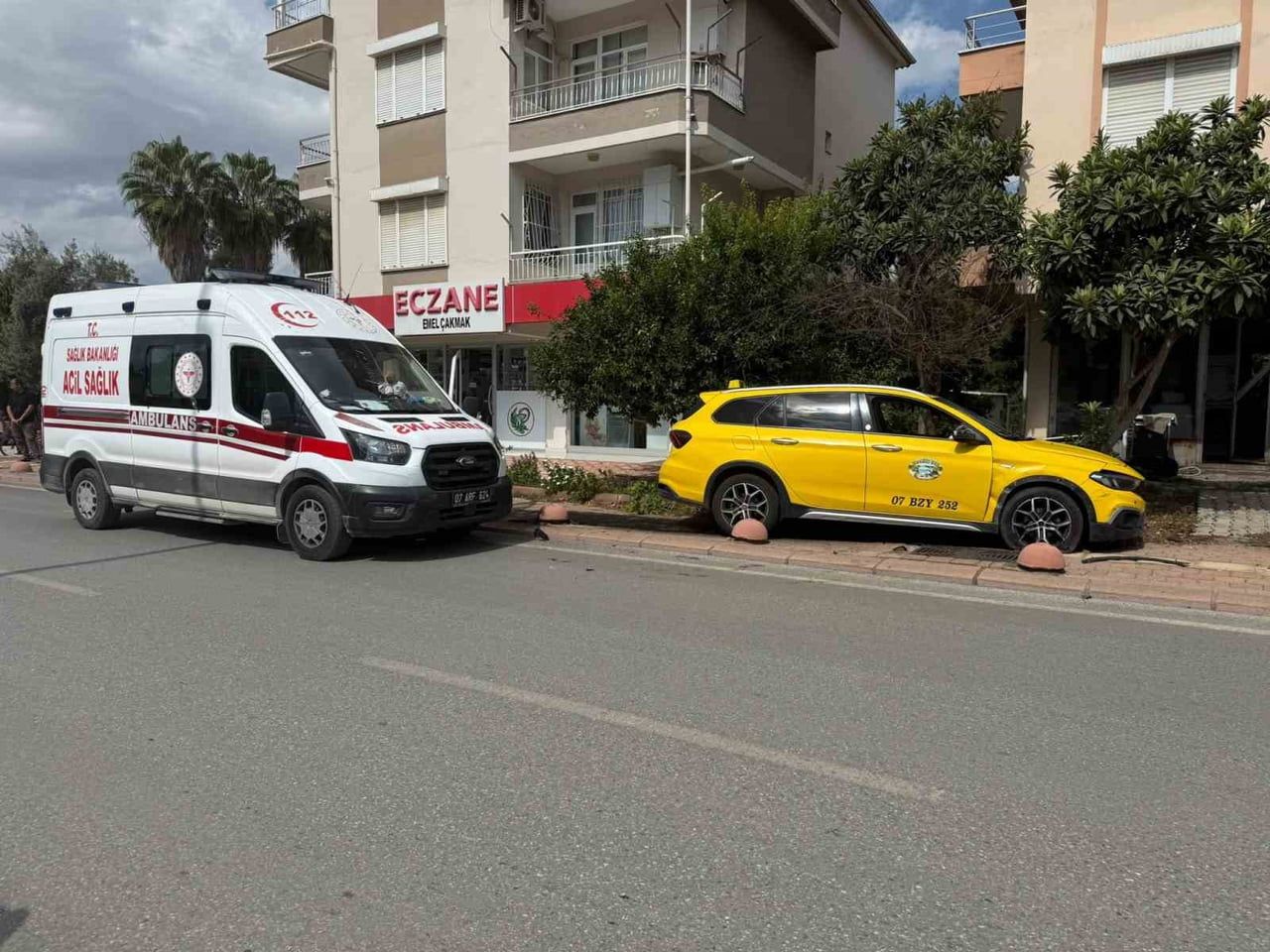 ANTALYA’NIN SERİK İLÇESİNDE TİCARİ TAKSİ İLE HAFİF TİCARİ ARACIN ÇARPIŞMASI SONUCU MEYDANA GELEN...