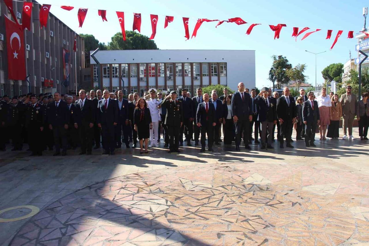 AYDIN’DA 19 EYLÜL GAZİLER GÜNÜ DOLAYISIYLA HÜKÜMET KONAĞI ÖNÜNDEKİ TÖREN DÜZENLENDİ. TÖRENDE...